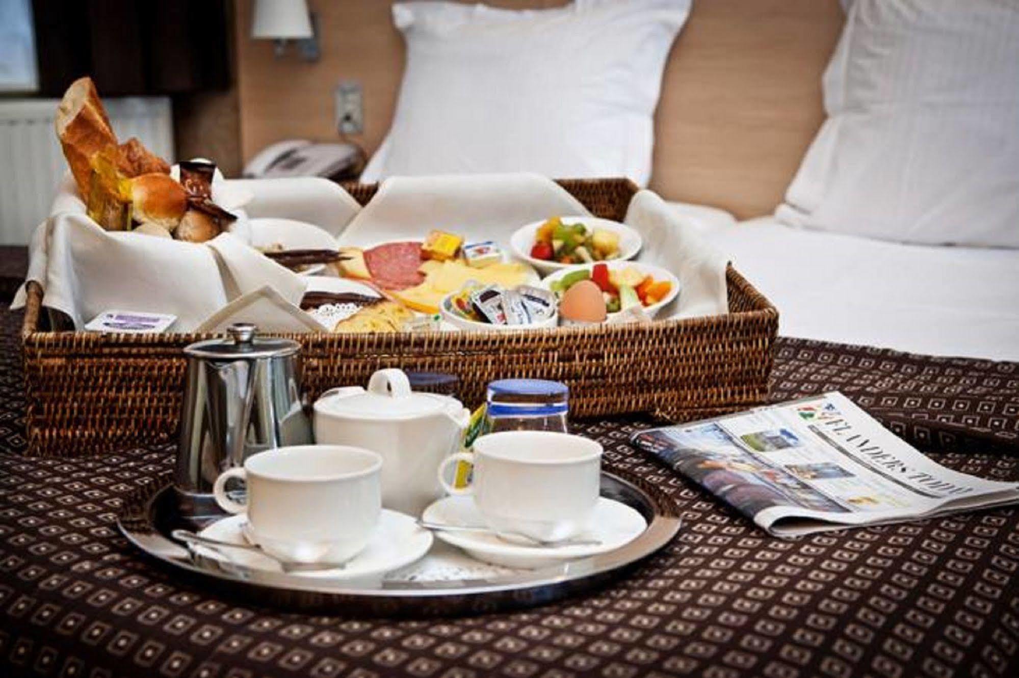 Included breakfast hotel. Рум сервис. Роом сервис. Room service разные фотографии. Accommodation and Hotel service presentations.